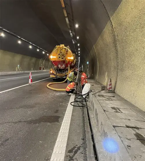 固阳隧道排水渠清淤